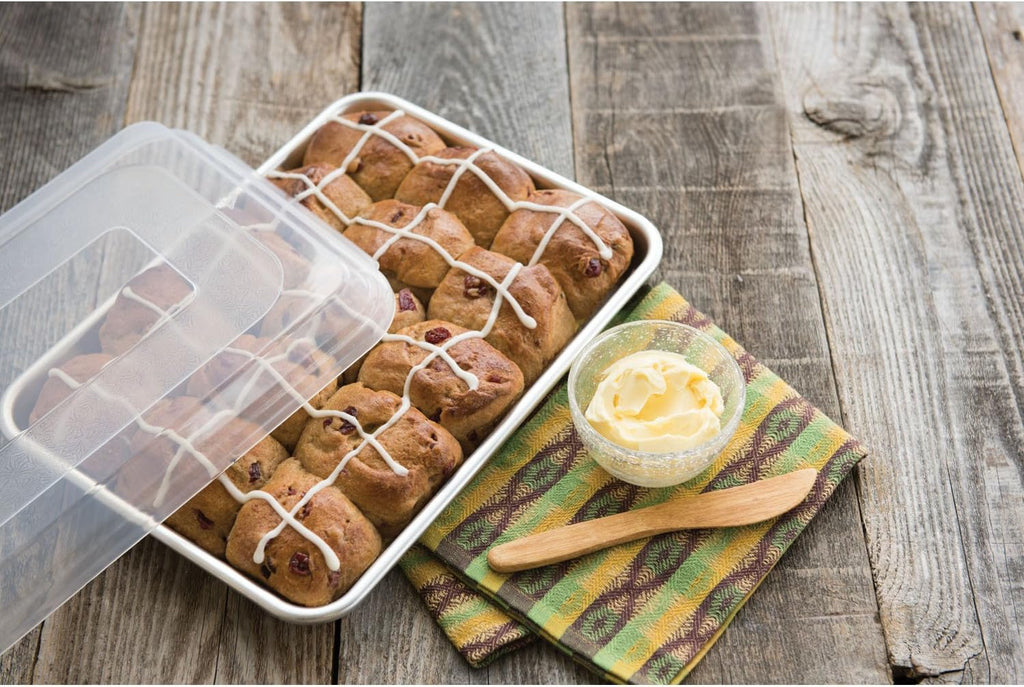 Natural Aluminum Commercial Baker's Quarter Sheet with Lid Q648872
